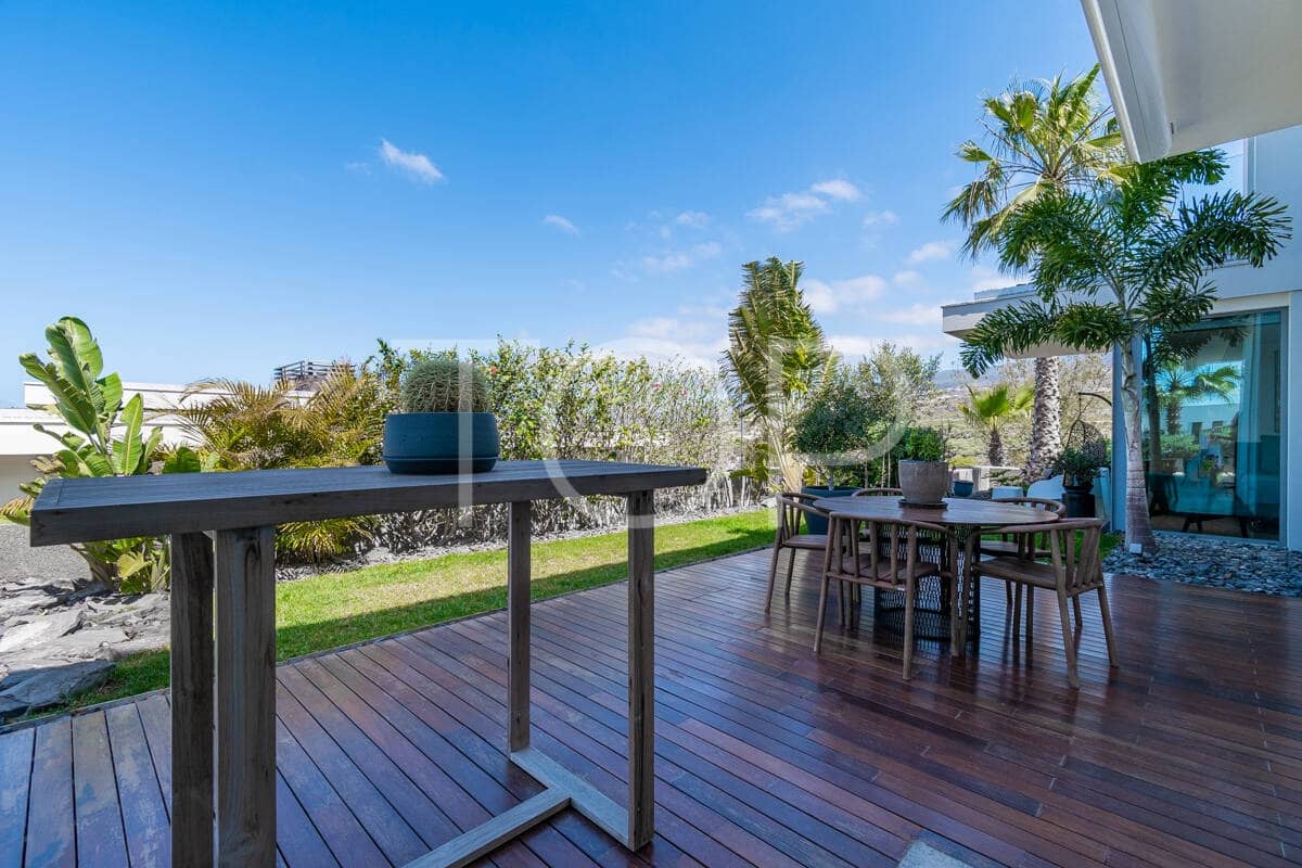 3 soverom Villa til salgs i Guia de Isora med svømmebasseng garasje - € 1 895 000 (Ref: 9789984)