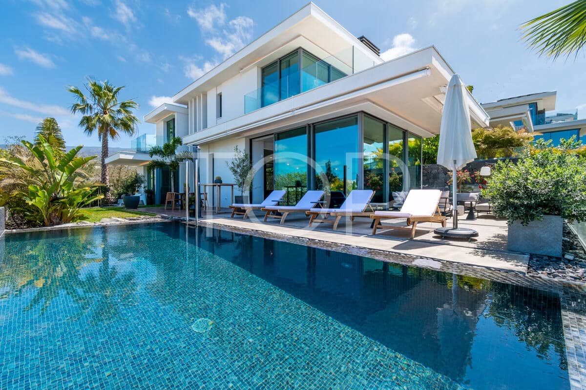 3 soverom Villa til salgs i Guia de Isora med svømmebasseng garasje - € 1 895 000 (Ref: 9789984)