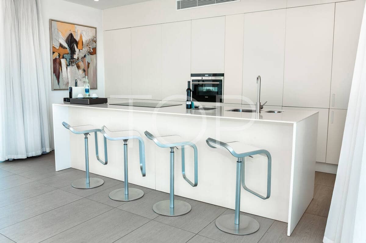 2 soveværelse Penthouse til salg i Playa del Duque med swimmingpool garage - € 1.575.000 (Ref: 9803834)