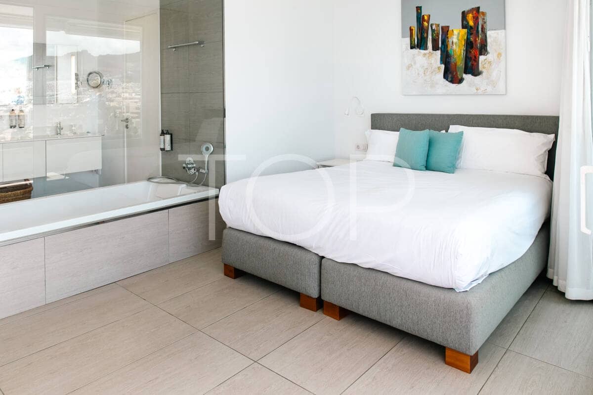 2 soveværelse Penthouse til salg i Playa del Duque med swimmingpool garage - € 1.575.000 (Ref: 9803834)