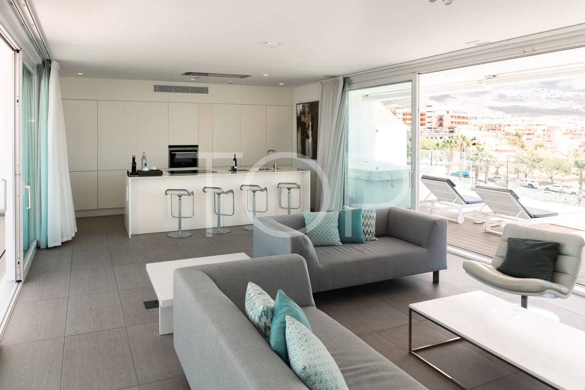 2 soveværelse Penthouse til salg i Playa del Duque med swimmingpool garage - € 1.575.000 (Ref: 9803834)