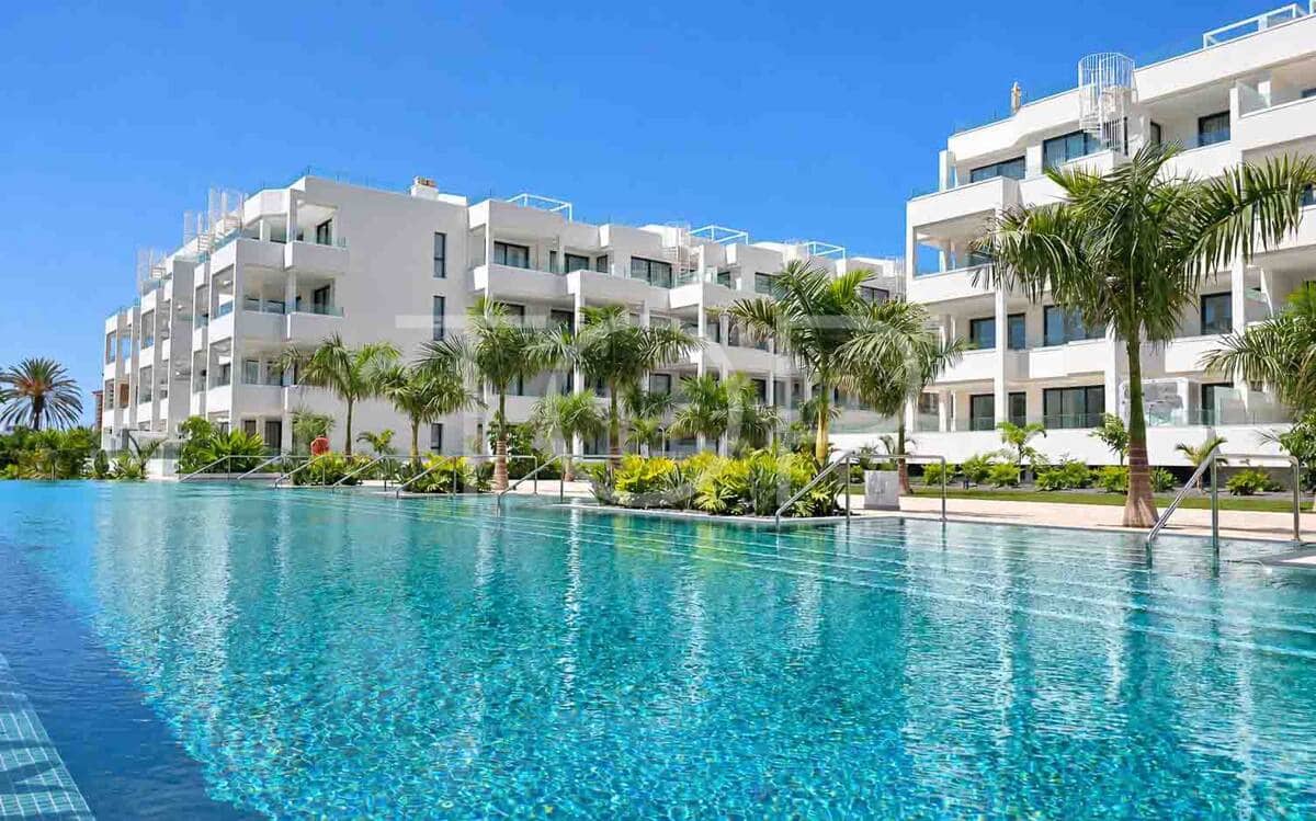 Piso de 2 habitaciones en Palm-Mar en venta con piscina garaje - 645.000 € (Ref: 9805862)