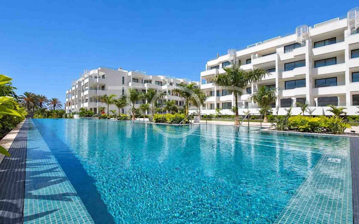 Piso de 2 habitaciones en Palm-Mar en venta con piscina garaje - 645.000 € (Ref: 9805862)