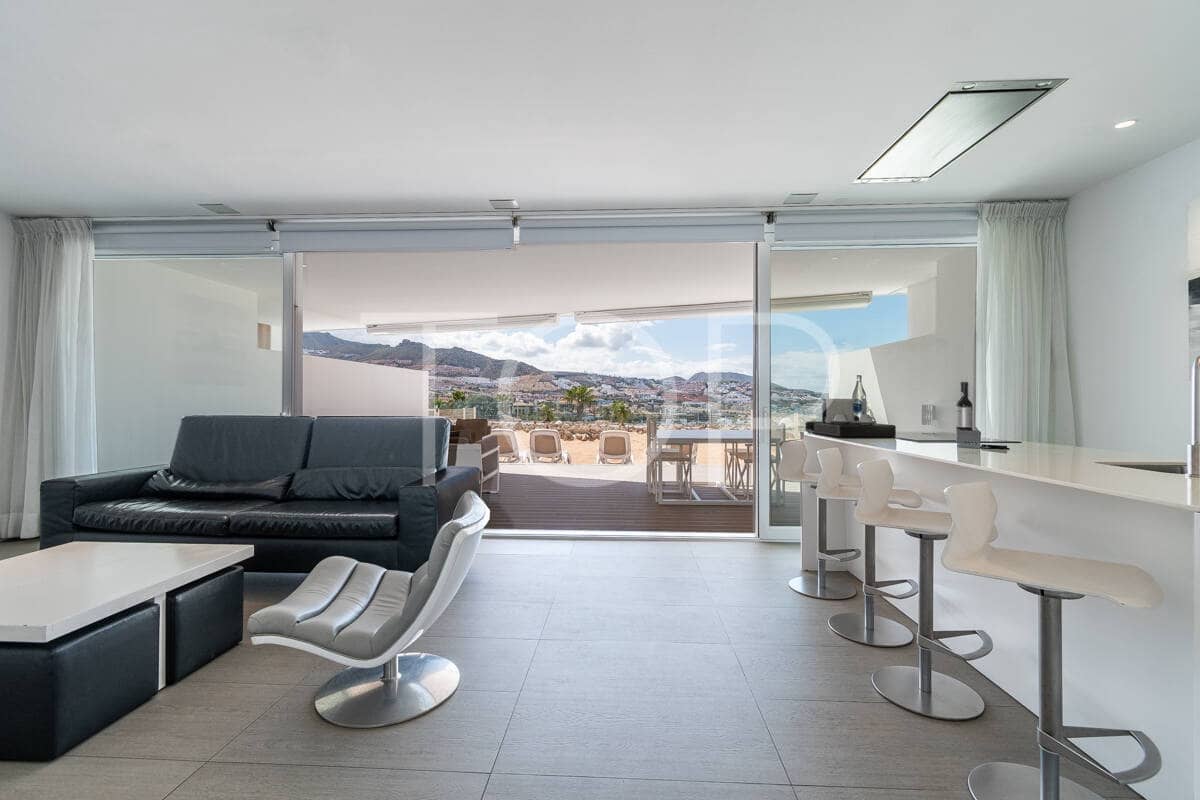 2 bedroom Flat for sale in Playa del Duque with pool garage - € 990,000 (Ref: 9850769)