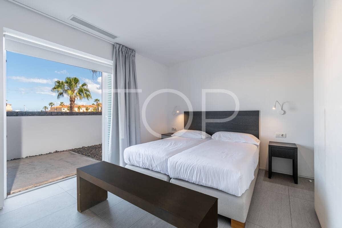 2 bedroom Flat for sale in Playa del Duque with pool garage - € 990,000 (Ref: 9850769)