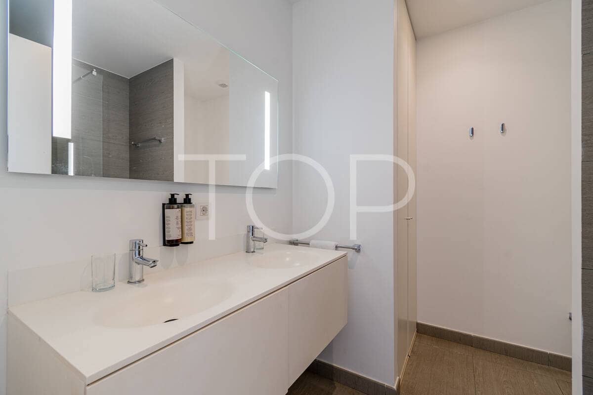 2 bedroom Flat for sale in Playa del Duque with pool garage - € 990,000 (Ref: 9850769)