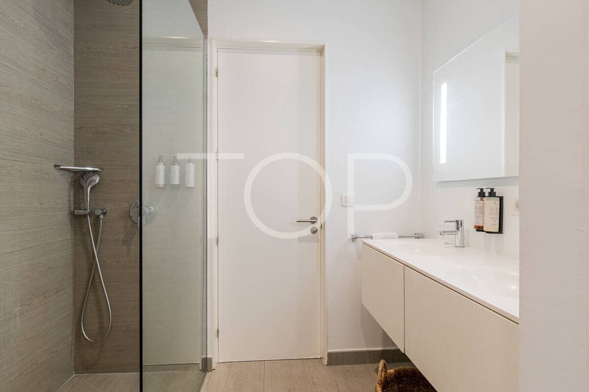 2 bedroom Flat for sale in Playa del Duque with pool garage - € 990,000 (Ref: 9850769)