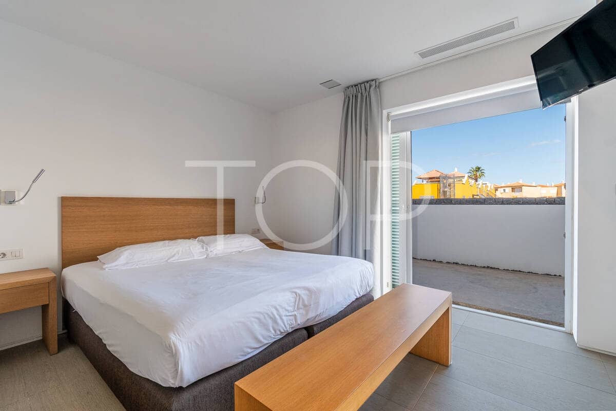 2 bedroom Flat for sale in Playa del Duque with pool garage - € 990,000 (Ref: 9850769)