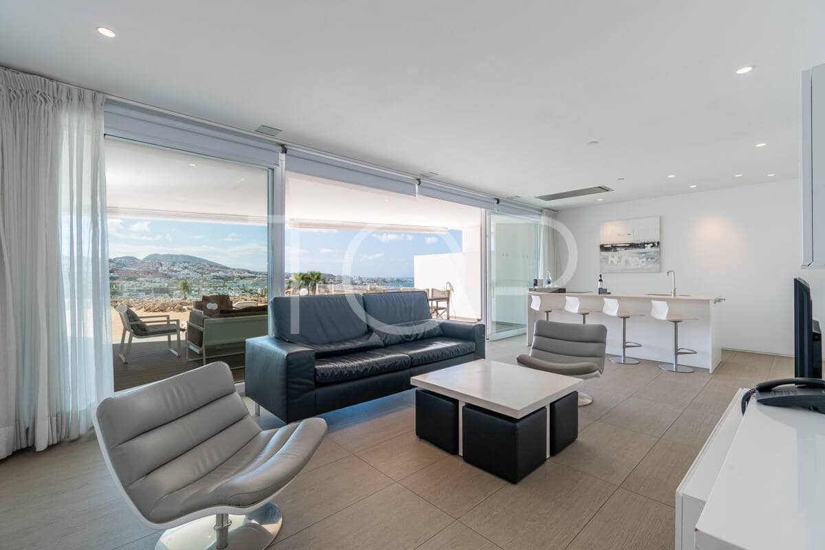 2 bedroom Flat for sale in Playa del Duque with pool garage - € 990,000 (Ref: 9850769)