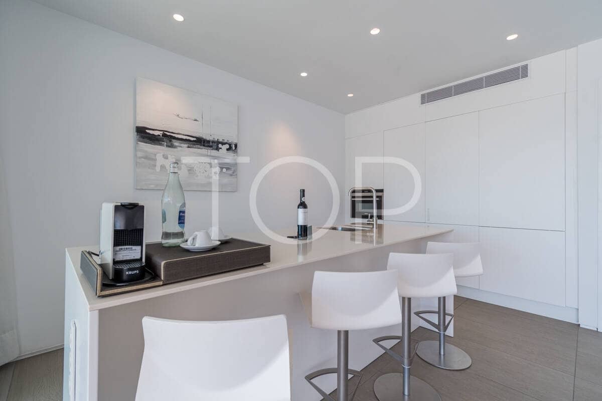 2 bedroom Flat for sale in Playa del Duque with pool garage - € 990,000 (Ref: 9850769)