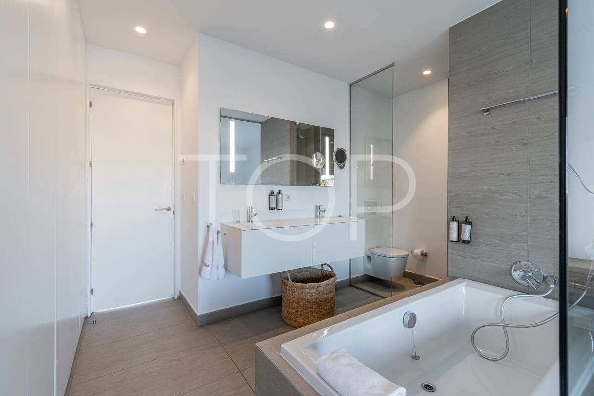 2 bedroom Flat for sale in Playa del Duque with pool garage - € 990,000 (Ref: 9850769)