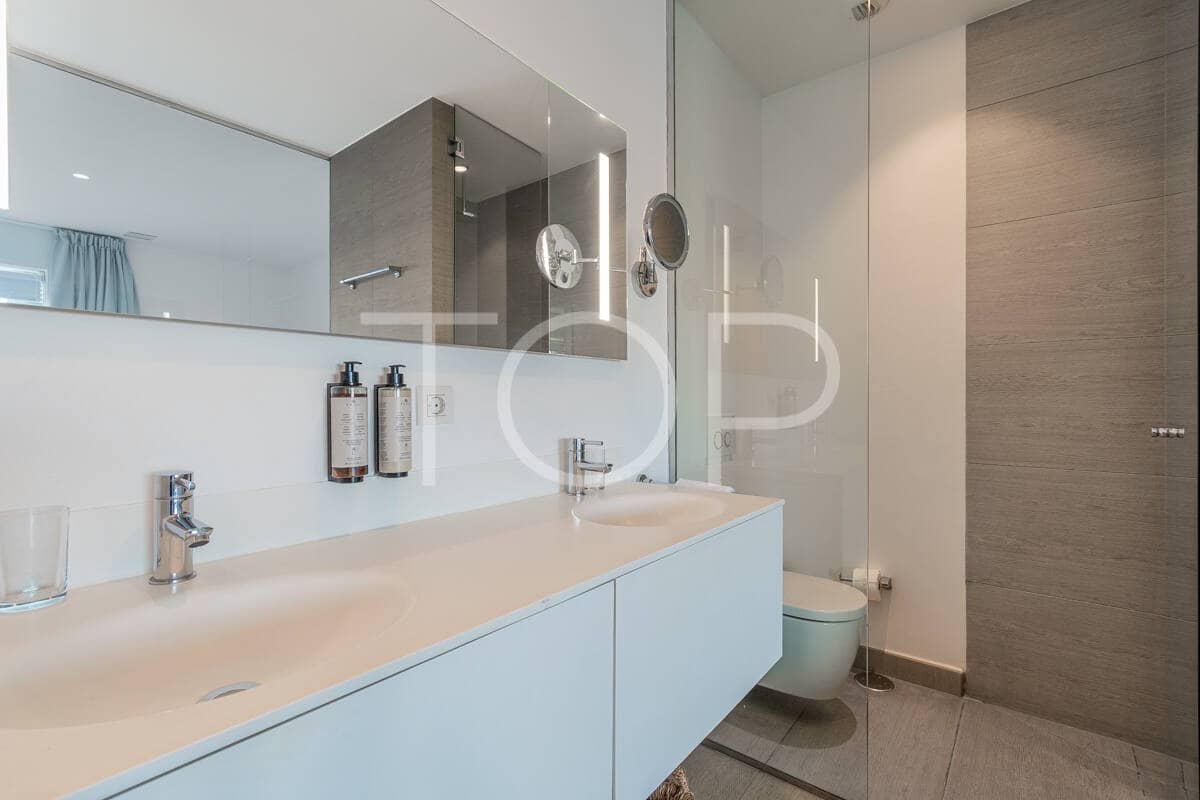 2 bedroom Flat for sale in Playa del Duque with pool garage - € 990,000 (Ref: 9850769)