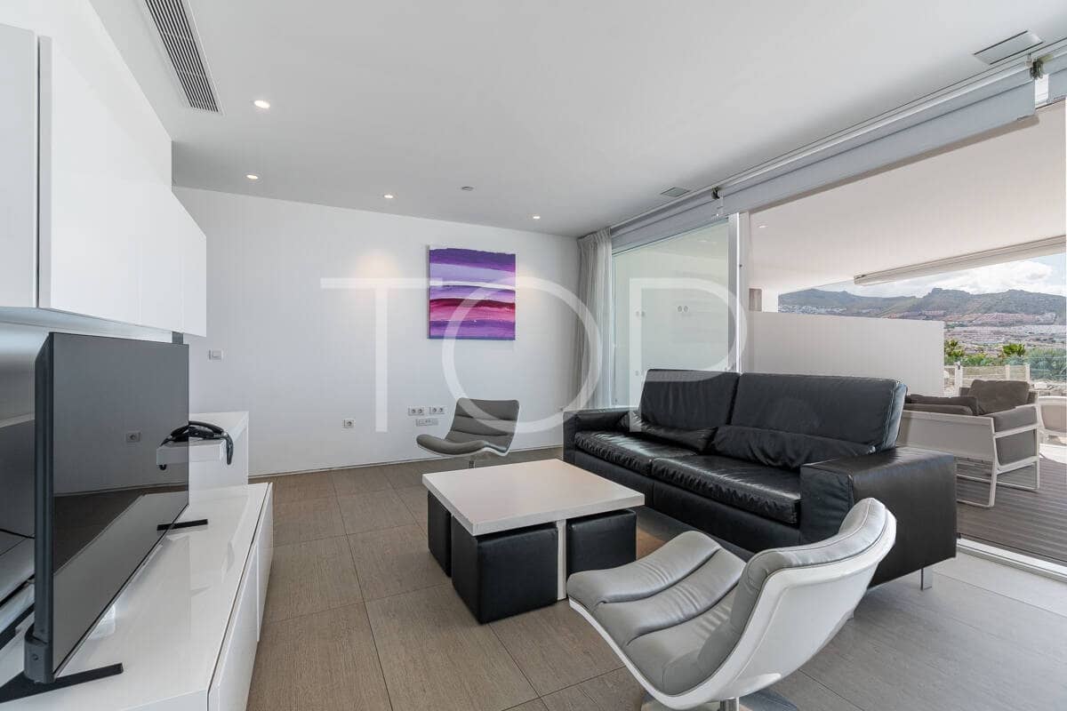 2 bedroom Flat for sale in Playa del Duque with pool garage - € 990,000 (Ref: 9850769)