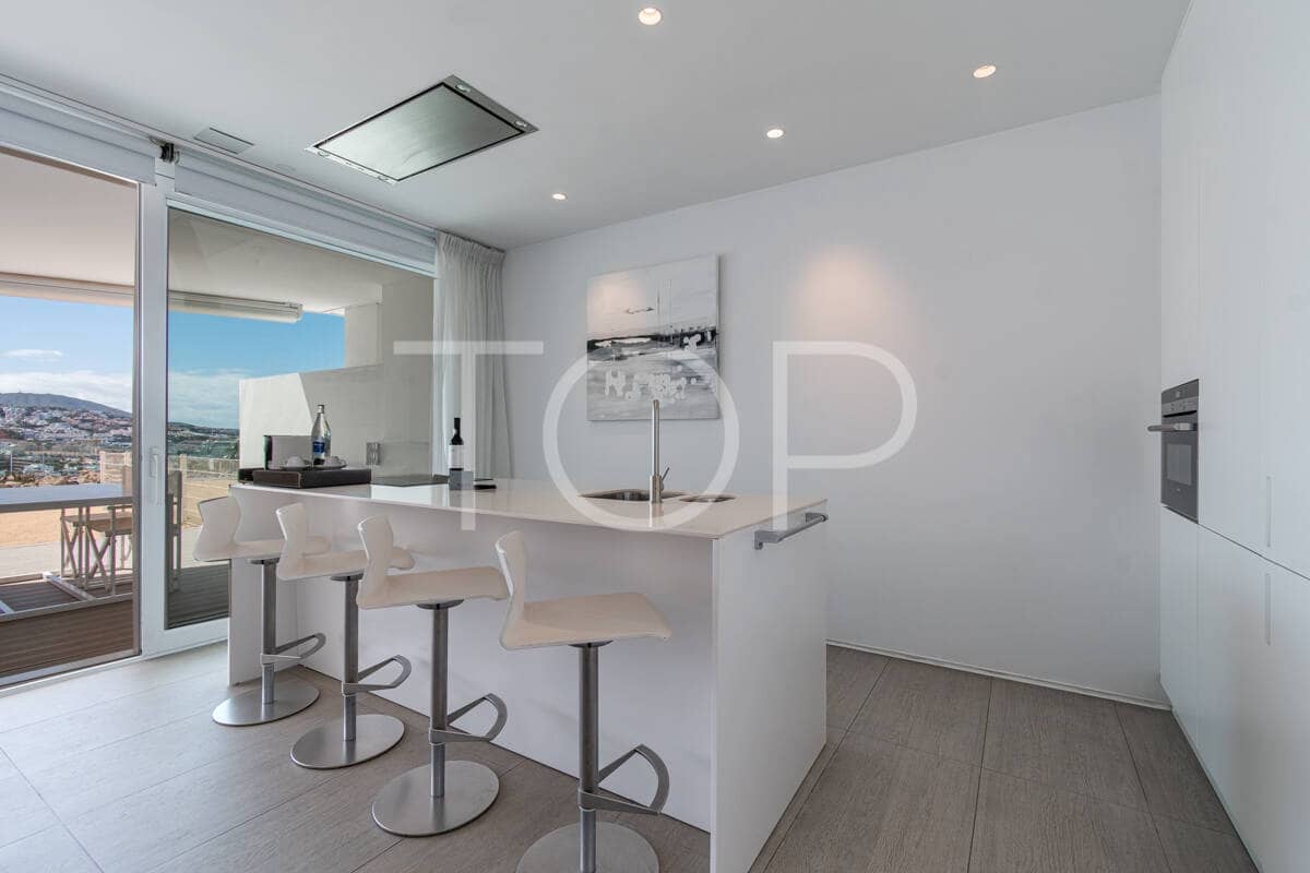 2 bedroom Flat for sale in Playa del Duque with pool garage - € 990,000 (Ref: 9850769)