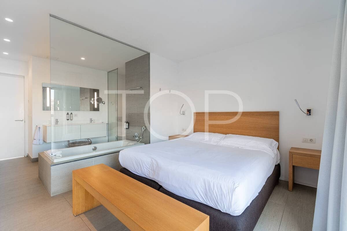 2 bedroom Flat for sale in Playa del Duque with pool garage - € 990,000 (Ref: 9850769)