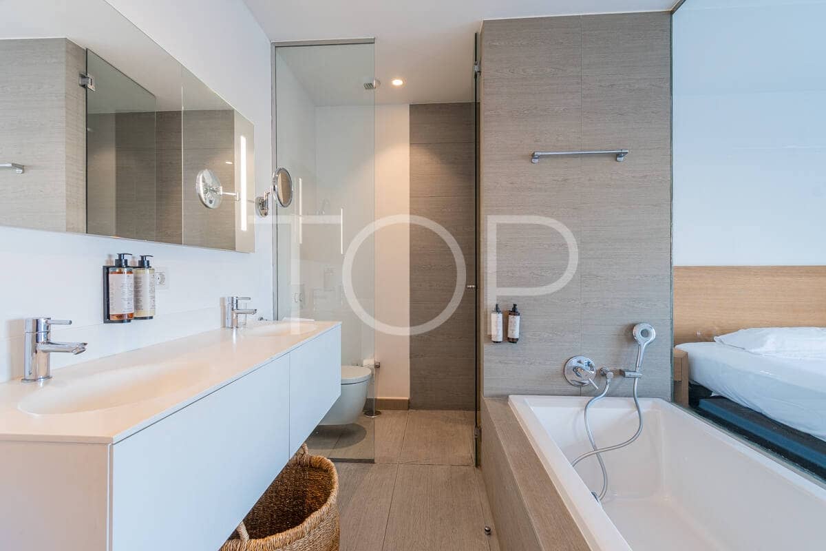 2 bedroom Flat for sale in Playa del Duque with pool garage - € 990,000 (Ref: 9850769)