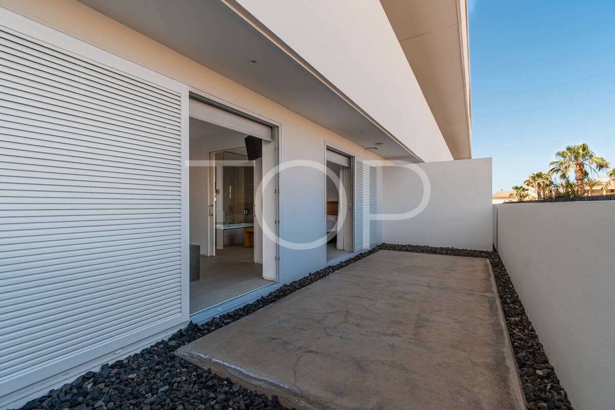 2 bedroom Flat for sale in Playa del Duque with pool garage - € 990,000 (Ref: 9850769)
