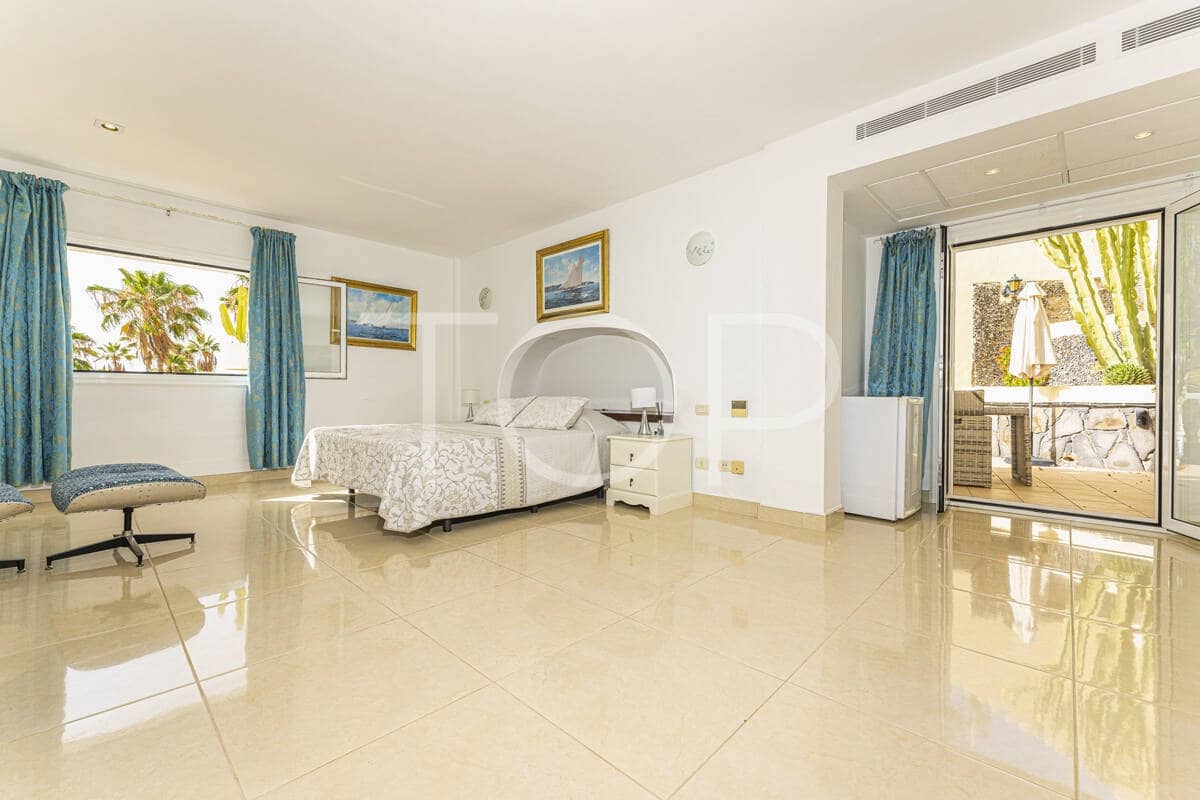 7 soverom Villa til salgs i Costa Adeje med svømmebasseng garasje - € 1 878 000 (Ref: 9872823)