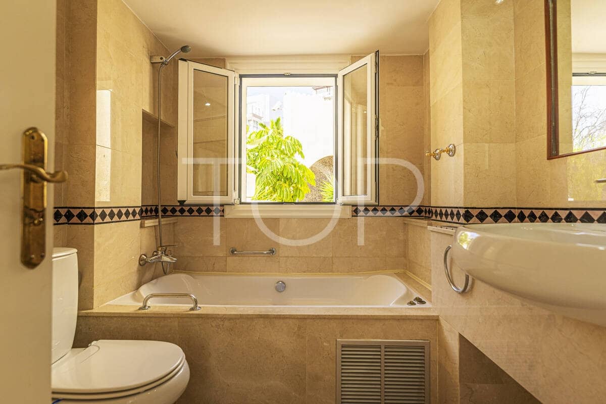 7 soverom Villa til salgs i Costa Adeje med svømmebasseng garasje - € 1 878 000 (Ref: 9872823)