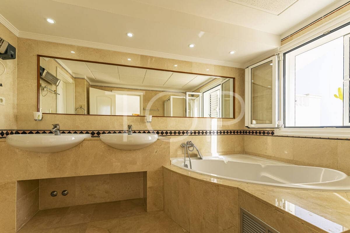 7 soverom Villa til salgs i Costa Adeje med svømmebasseng garasje - € 1 878 000 (Ref: 9872823)
