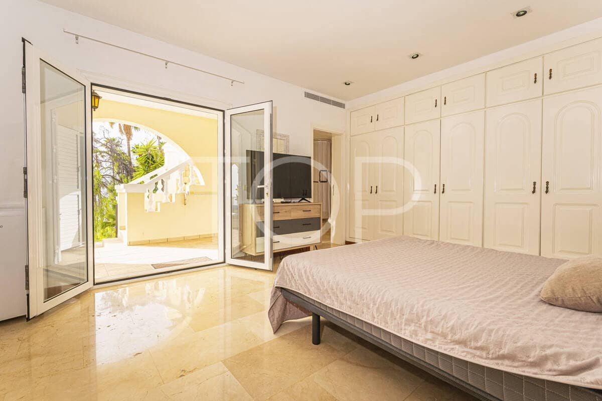 7 soverom Villa til salgs i Costa Adeje med svømmebasseng garasje - € 1 878 000 (Ref: 9872823)