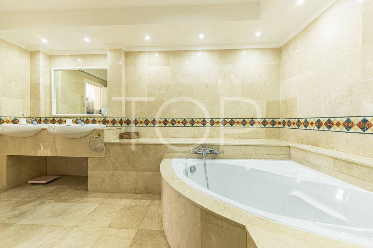 7 soverom Villa til salgs i Costa Adeje med svømmebasseng garasje - € 1 878 000 (Ref: 9872823)