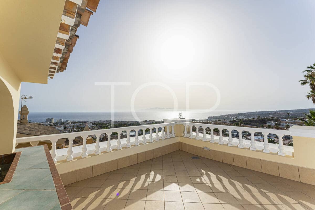 7 soverom Villa til salgs i Costa Adeje med svømmebasseng garasje - € 1 878 000 (Ref: 9872823)