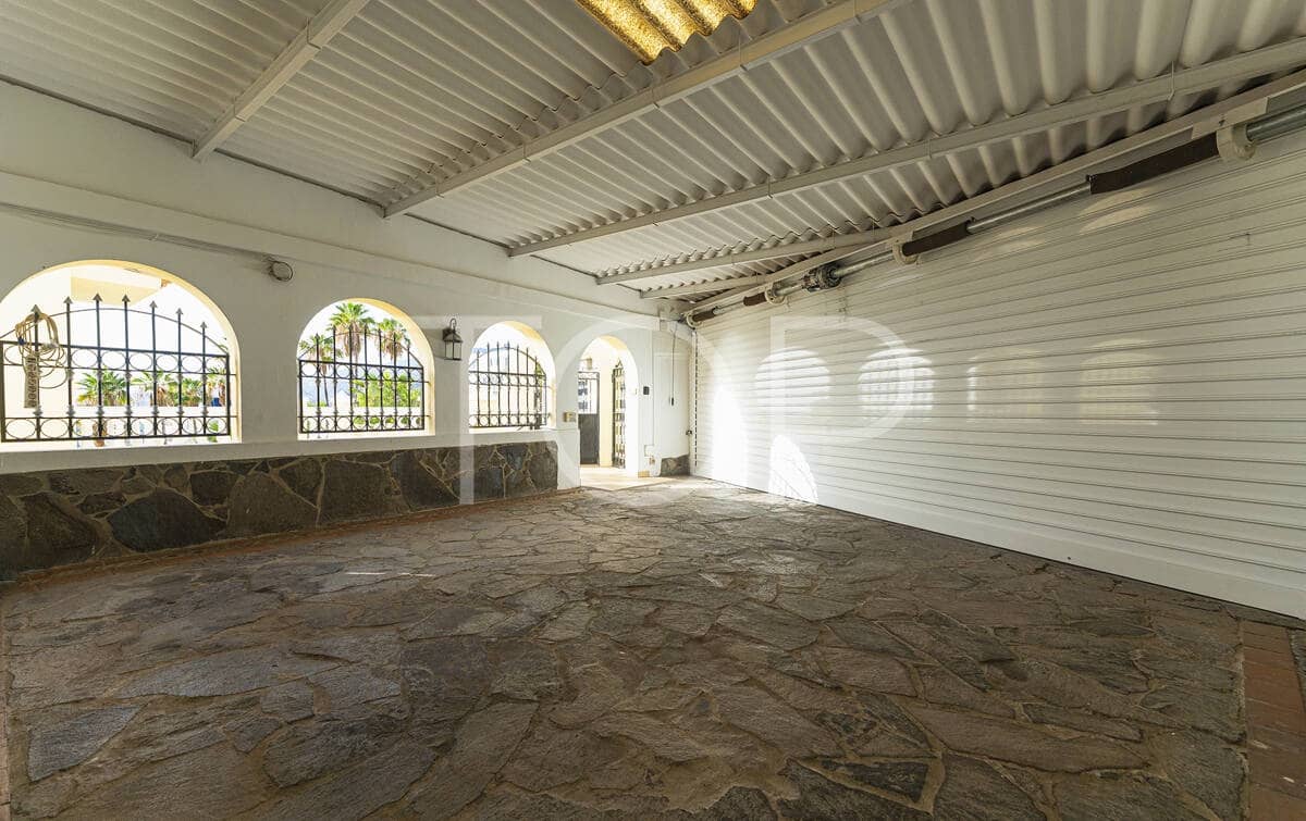 7 soverom Villa til salgs i Costa Adeje med svømmebasseng garasje - € 1 878 000 (Ref: 9872823)