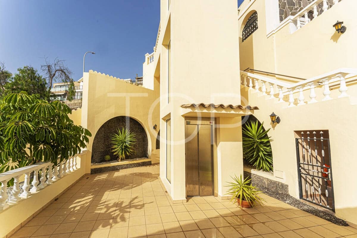 7 soverom Villa til salgs i Costa Adeje med svømmebasseng garasje - € 1 878 000 (Ref: 9872823)