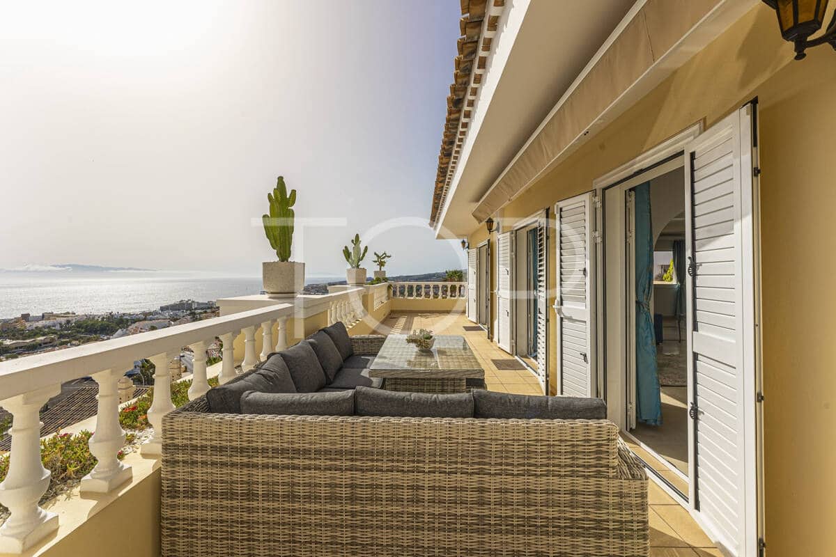 7 soverom Villa til salgs i Costa Adeje med svømmebasseng garasje - € 1 878 000 (Ref: 9872823)