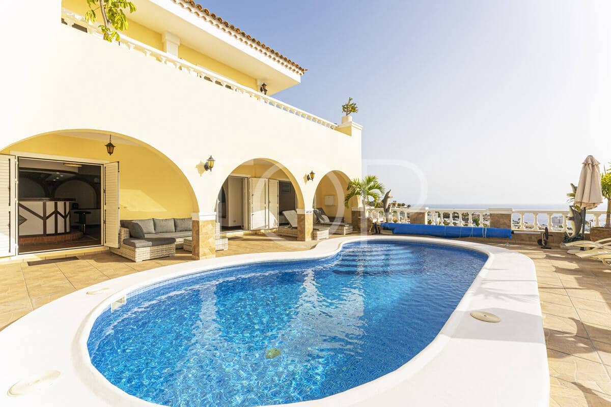 7 soverom Villa til salgs i Costa Adeje med svømmebasseng garasje - € 1 878 000 (Ref: 9872823)