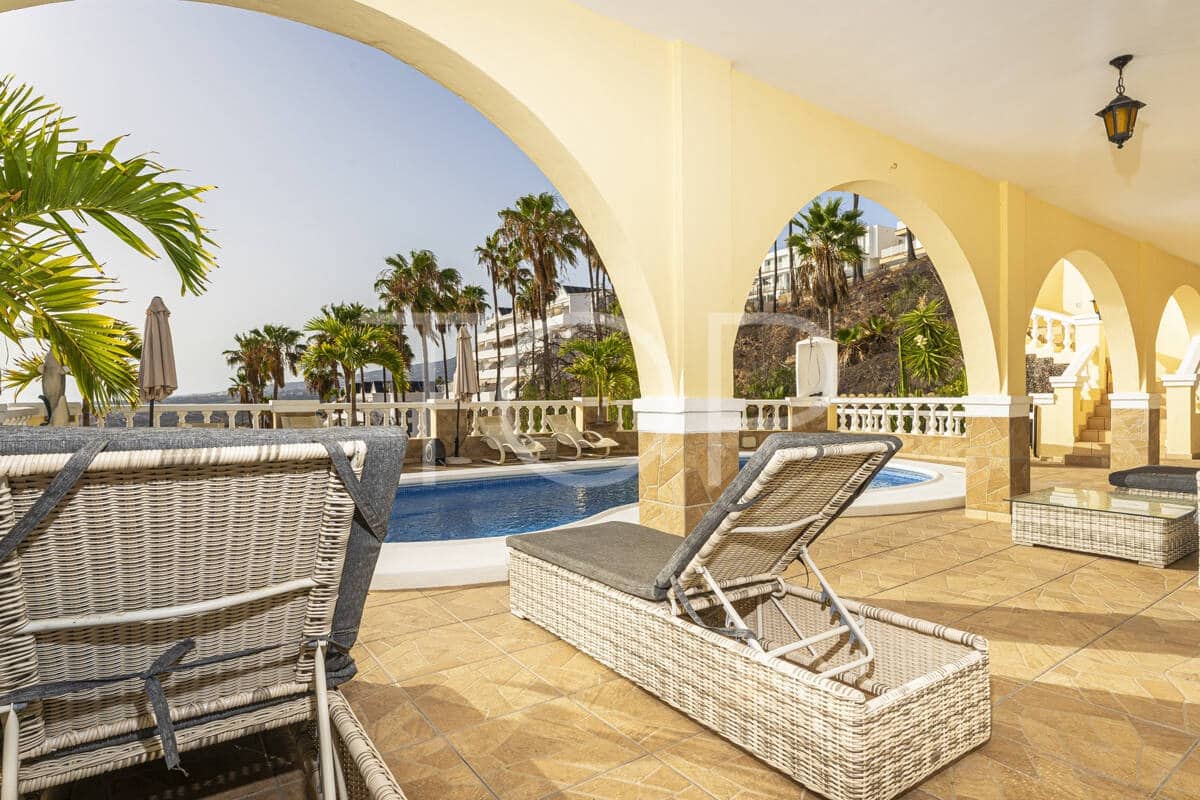 7 soverom Villa til salgs i Costa Adeje med svømmebasseng garasje - € 1 878 000 (Ref: 9872823)