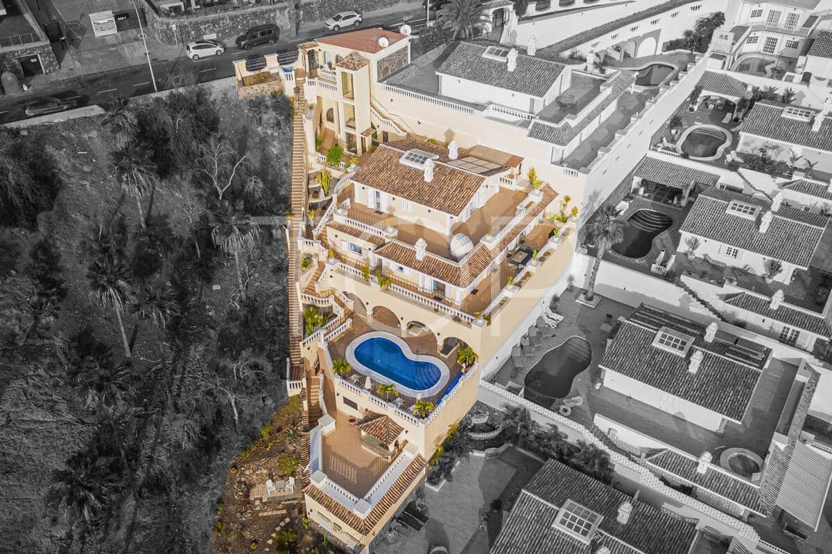 7 soverom Villa til salgs i Costa Adeje med svømmebasseng garasje - € 1 878 000 (Ref: 9872823)