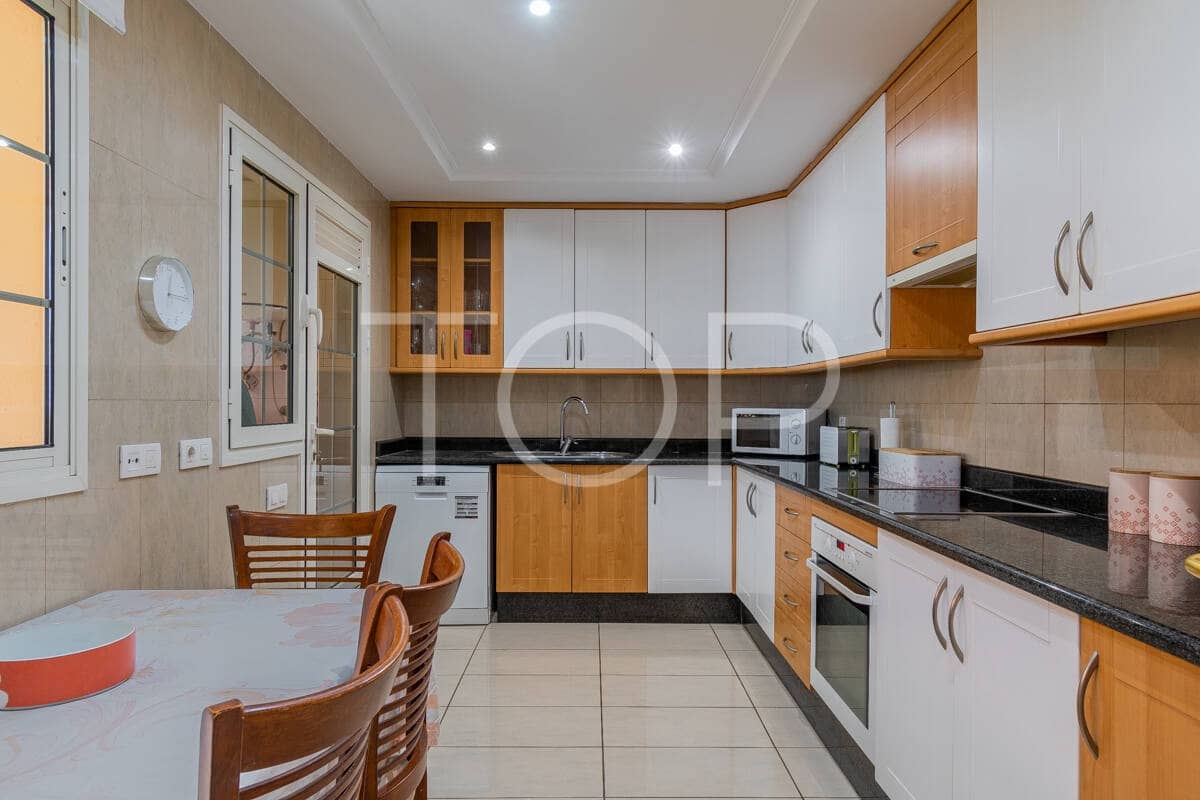 3 bedroom Flat for sale in Playa del Duque with pool garage - € 895,000 (Ref: 9937400)