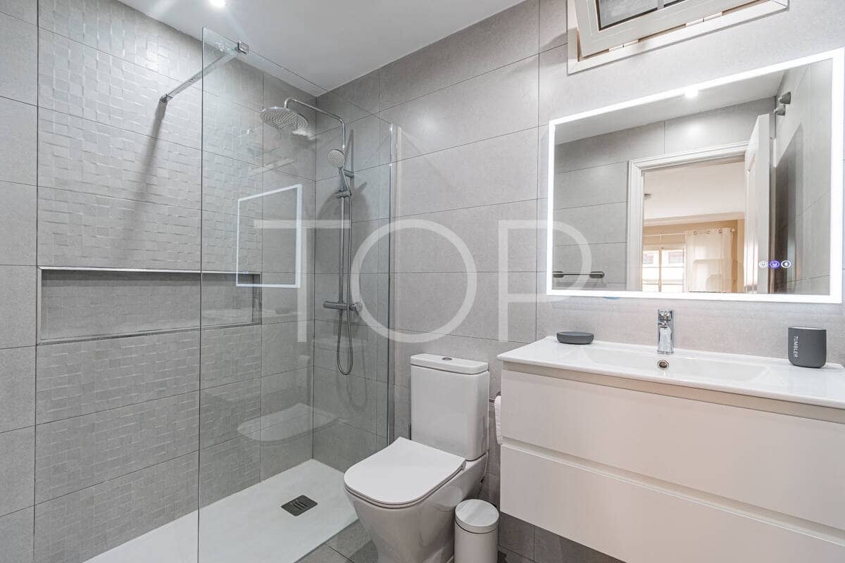 3 bedroom Flat for sale in Playa del Duque with pool garage - € 895,000 (Ref: 9937400)