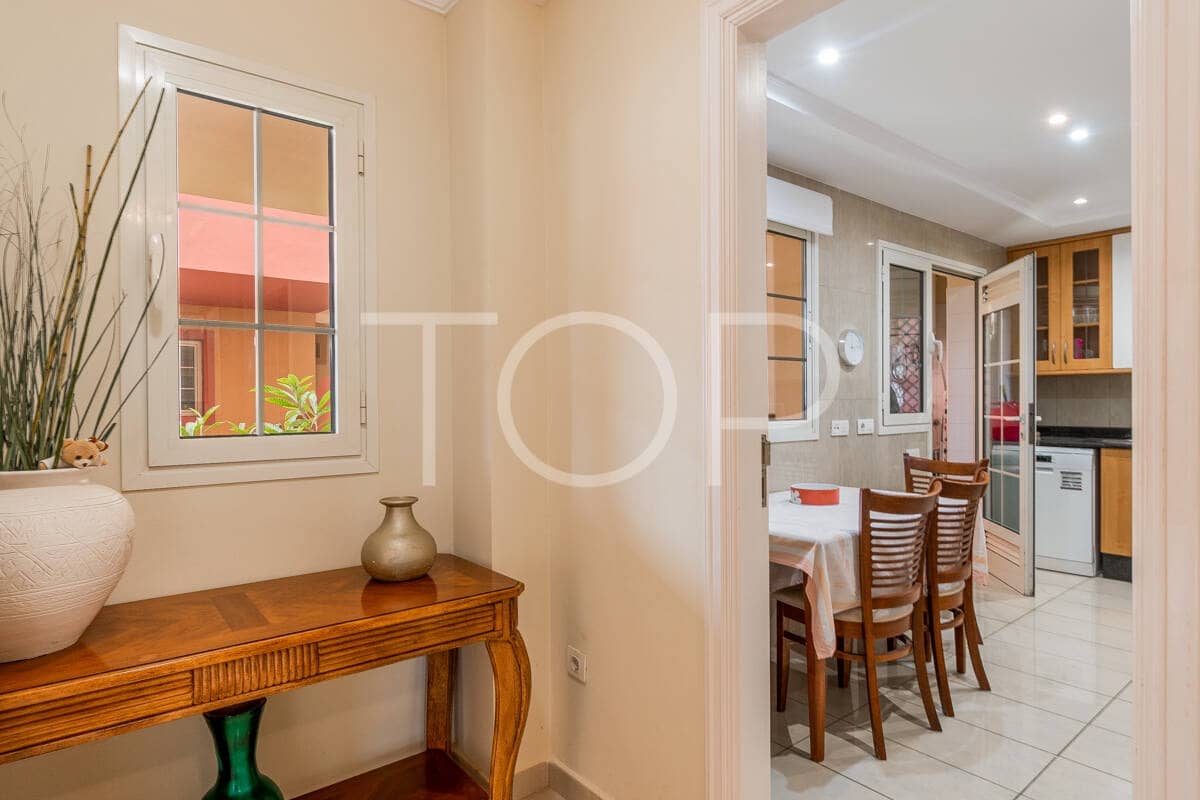 3 bedroom Flat for sale in Playa del Duque with pool garage - € 895,000 (Ref: 9937400)
