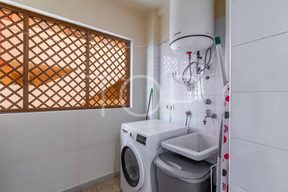 3 bedroom Flat for sale in Playa del Duque with pool garage - € 895,000 (Ref: 9937400)