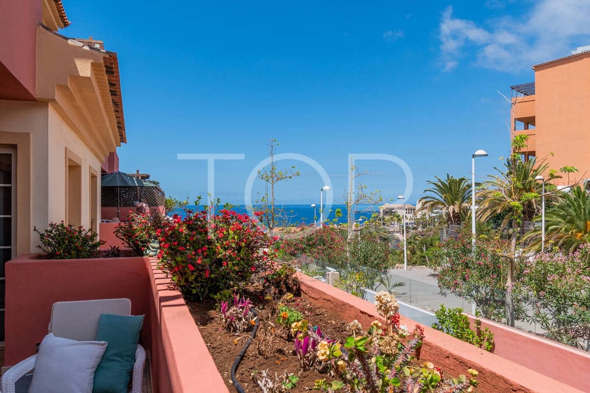 3 bedroom Flat for sale in Playa del Duque with pool garage - € 895,000 (Ref: 9937400)