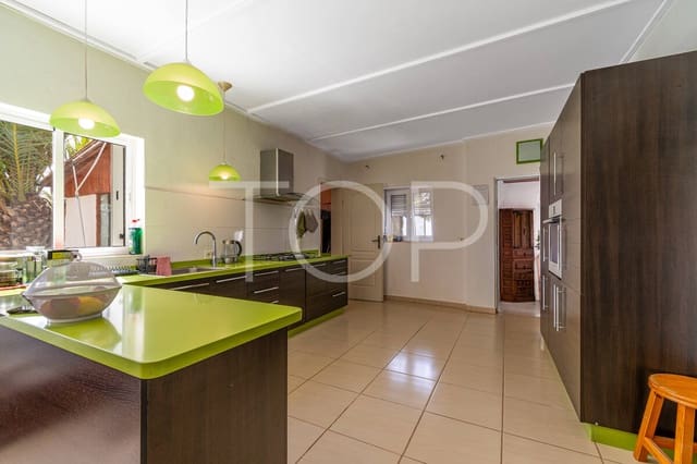 6 makuuhuone Maalaistalo myytävänä paikassa Los Blanquitos, Granadilla de Abona mukana uima-altaan 
autotalli - 495 000 € (Ref: 9950853)