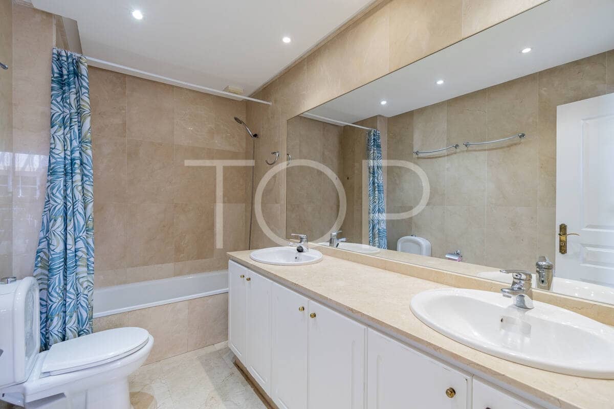 3 slaapkamer Penthouse te koop in Playa del Duque met zwembad garage - € 850.000 (Ref: 9965970)