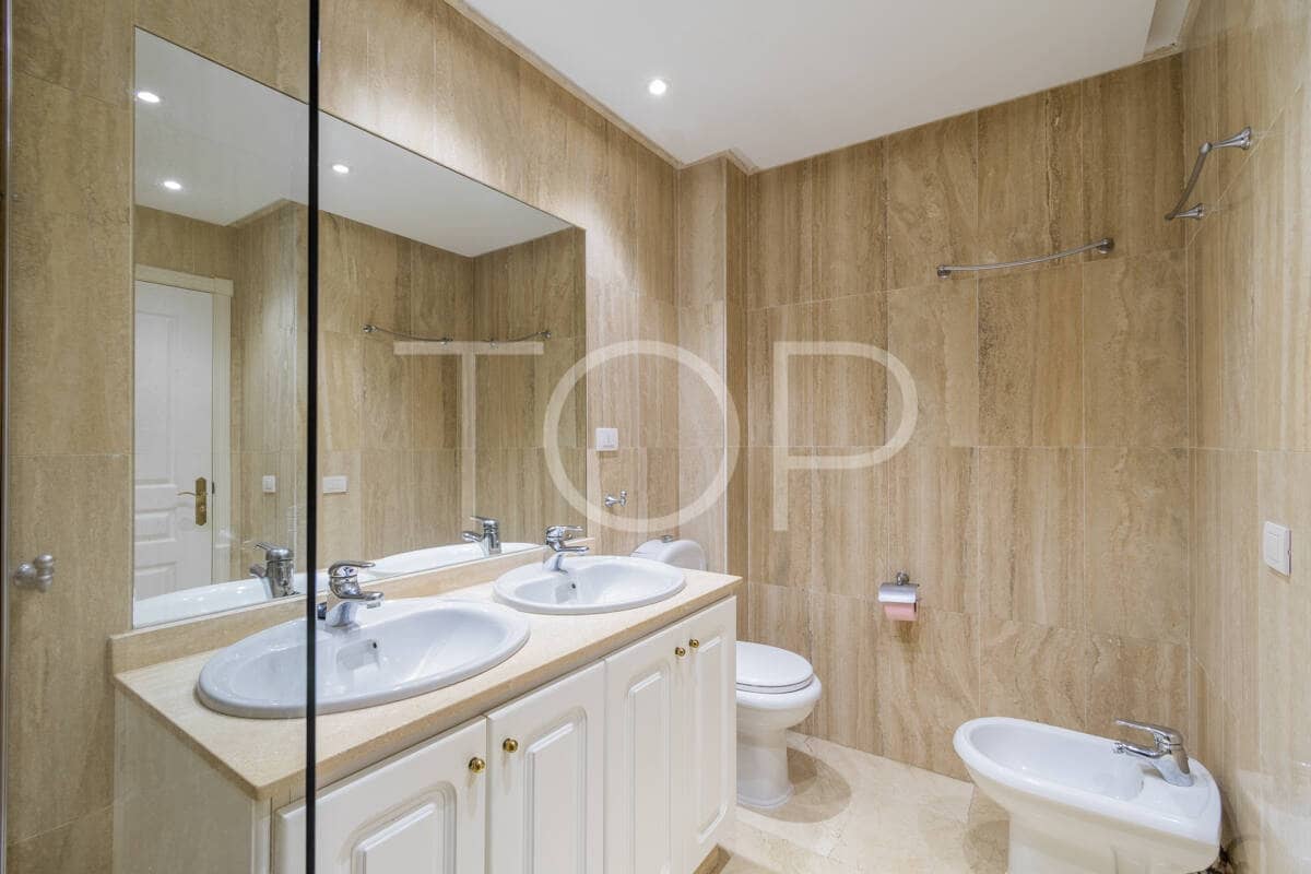 3 slaapkamer Penthouse te koop in Playa del Duque met zwembad garage - € 850.000 (Ref: 9965970)