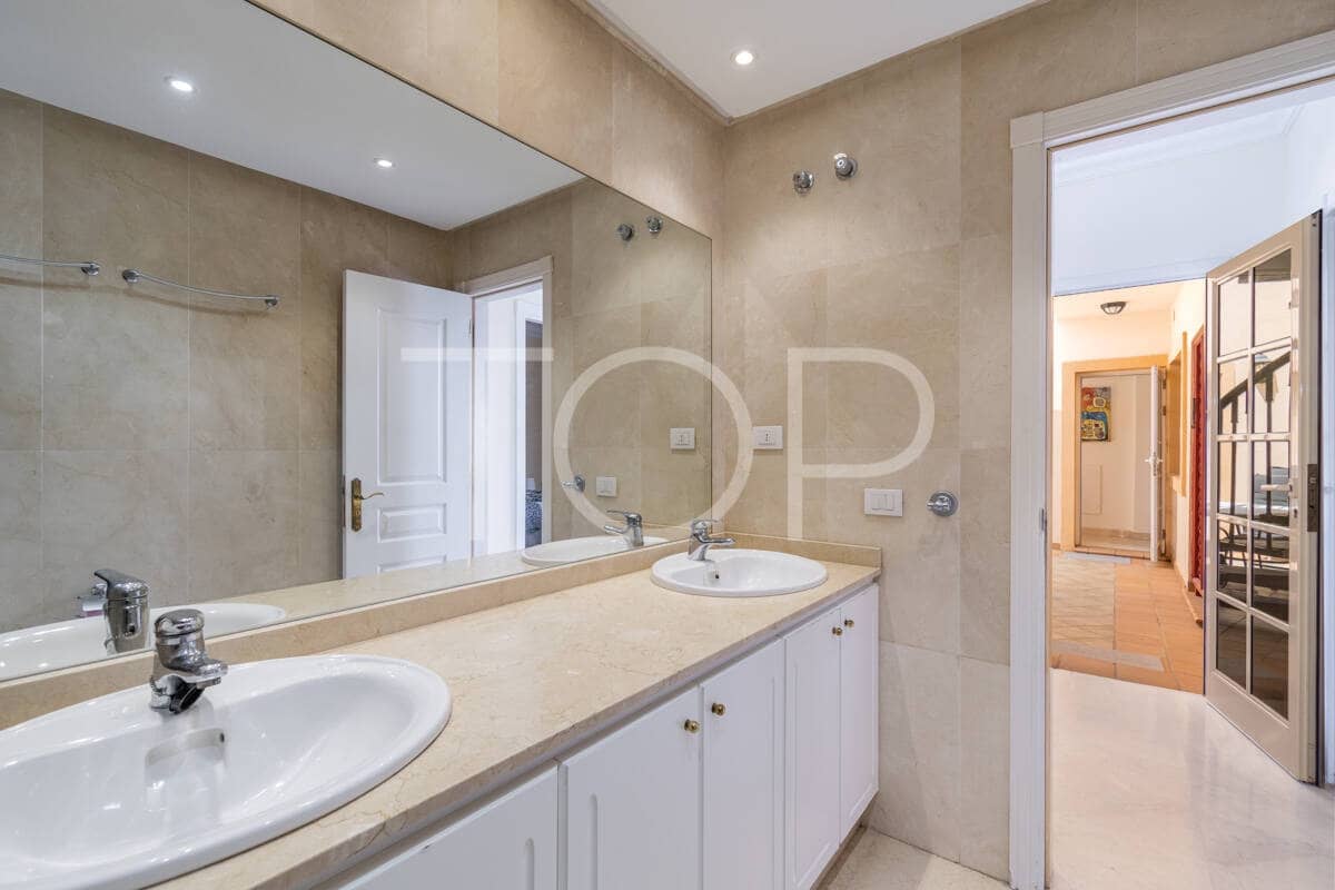 3 slaapkamer Penthouse te koop in Playa del Duque met zwembad garage - € 850.000 (Ref: 9965970)
