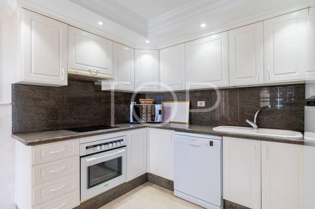 3 slaapkamer Penthouse te koop in Playa del Duque, Adeje met zwembad garage - € 850.000 (Ref: 9965970)