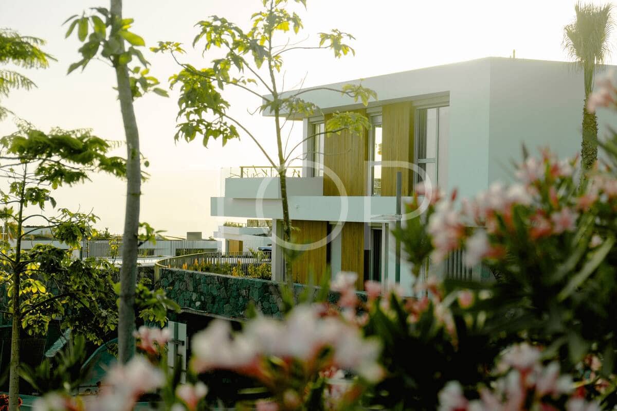 3 bedroom Flat for sale in Guia de Isora with pool garage - € 1,600,000 (Ref: 9976652)