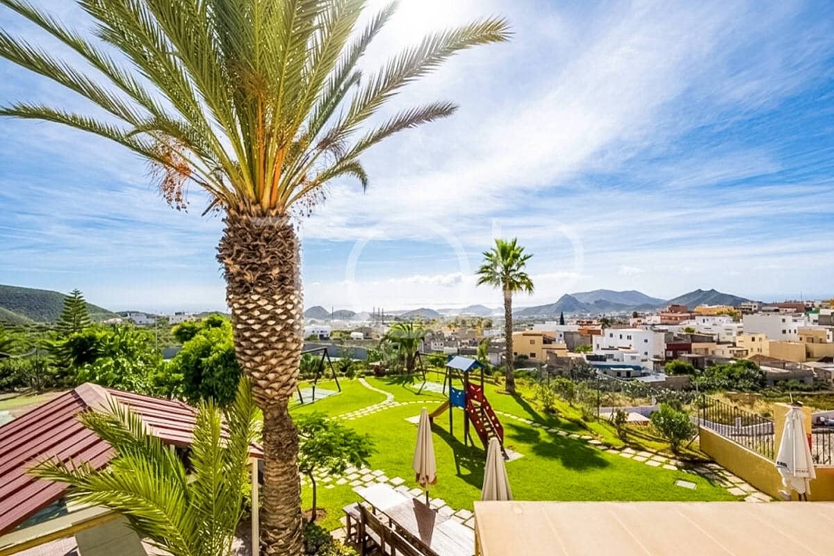 5 bedroom Townhouse for sale in Valle de San Lorenzo with garage - € 1,200,000 (Ref: 9984131)