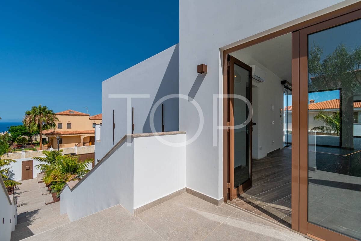 6 sovrum Villa till salu i Adeje med pool garage - 3 190 000 € (Ref: 9990073)