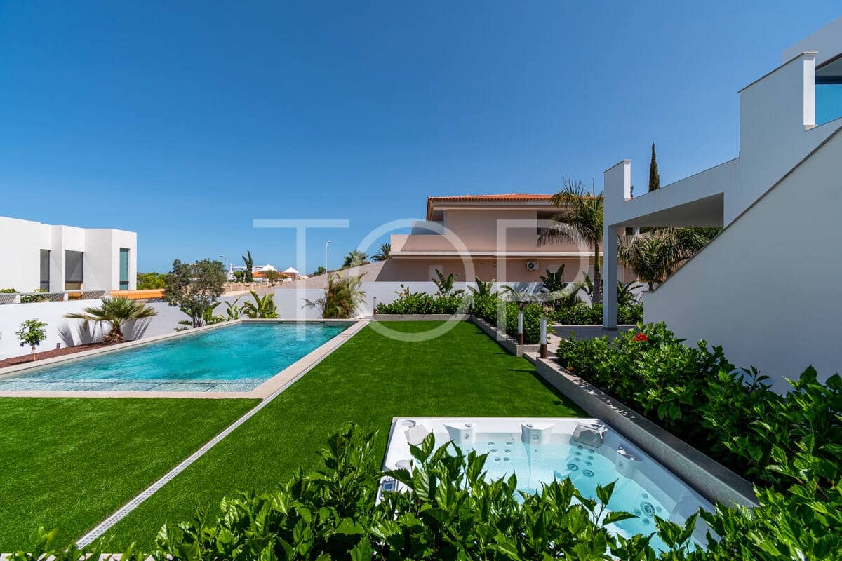 6 sovrum Villa till salu i Adeje med pool garage - 3 190 000 € (Ref: 9990073)