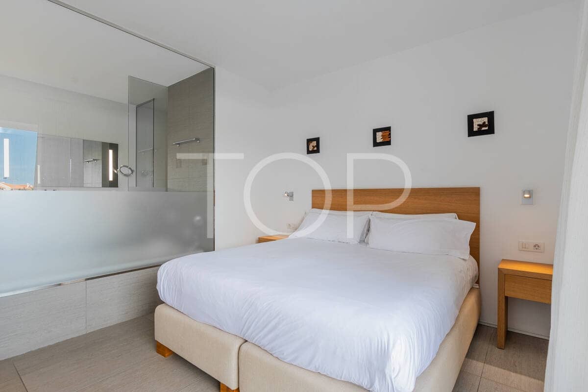 2 soverom Leilighet til salgs i Playa del Duque med svømmebasseng garasje - € 995 000 (Ref: 9990074)