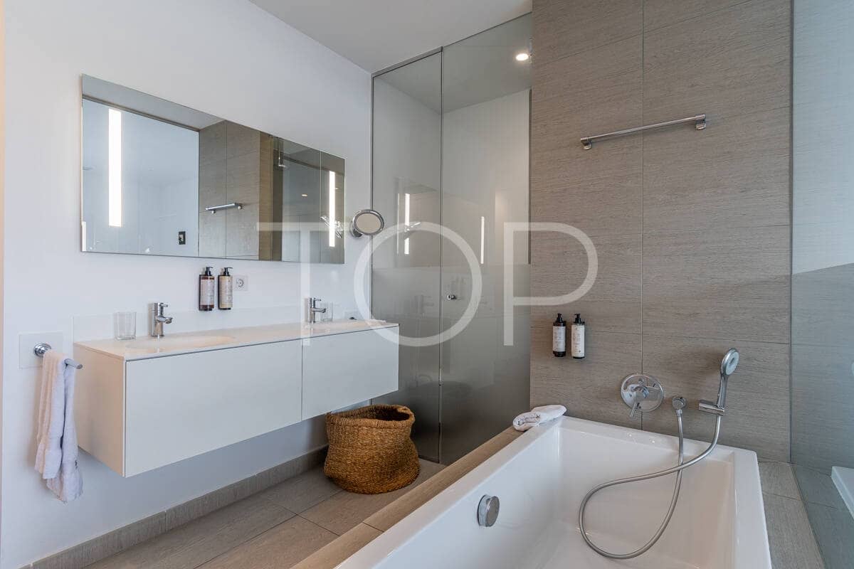 2 soverom Leilighet til salgs i Playa del Duque med svømmebasseng garasje - € 995 000 (Ref: 9990074)