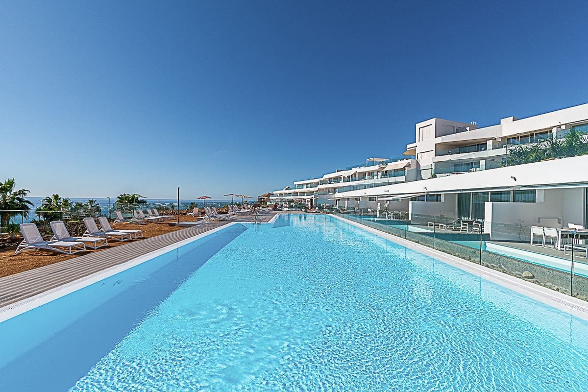 2 soverom Leilighet til salgs i Playa del Duque med svømmebasseng garasje - € 995 000 (Ref: 9990074)